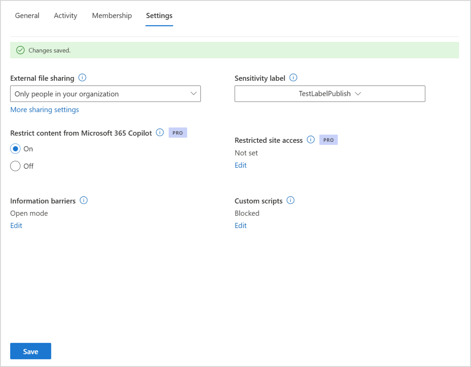 Capture de l'onglet Settings d'un site actif dans le Centre d'administration SharePoint : l'option « Restrict content from Microsoft 365 Copilot » est activée, à côté de « Restricted site access »